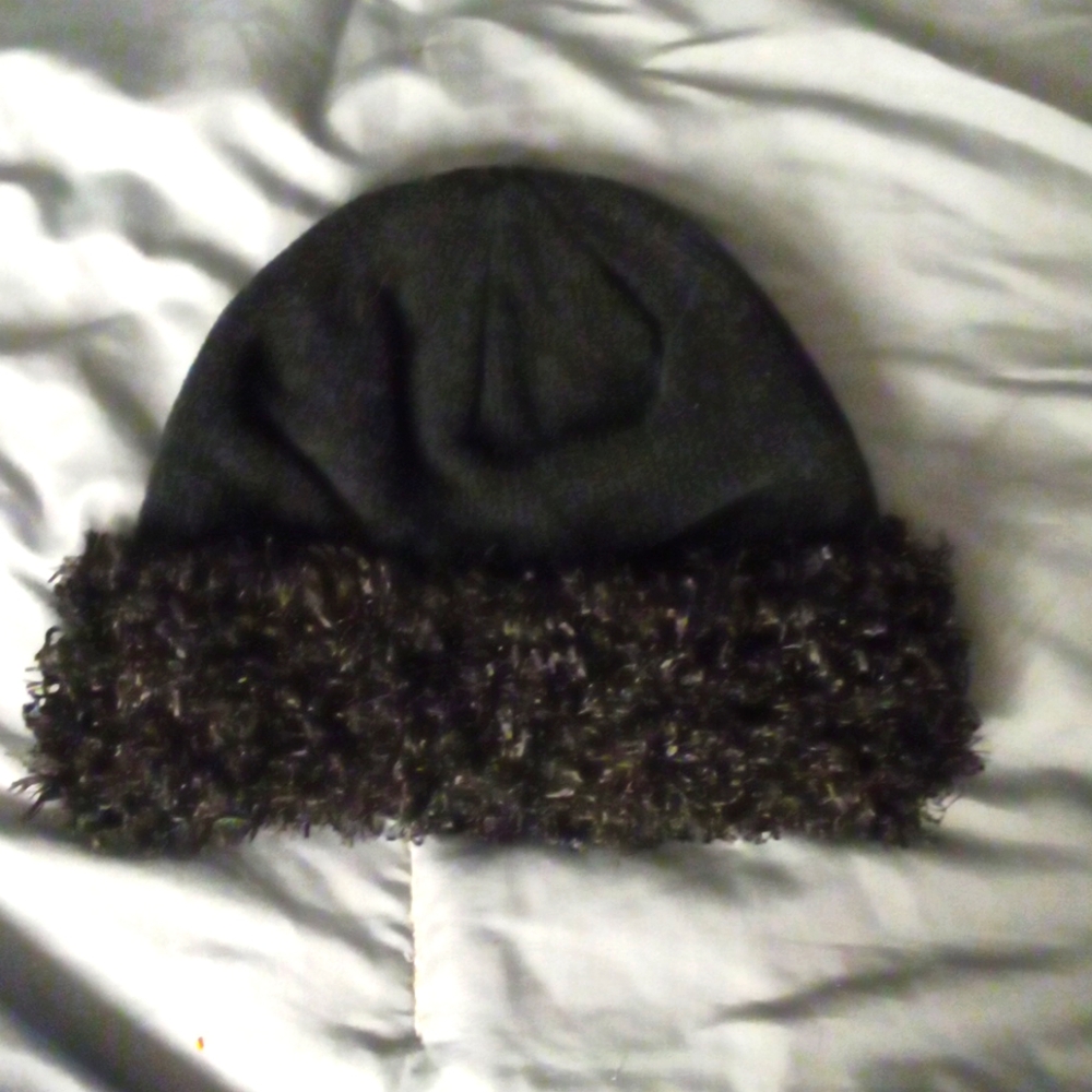 Black cuffed knit beanie